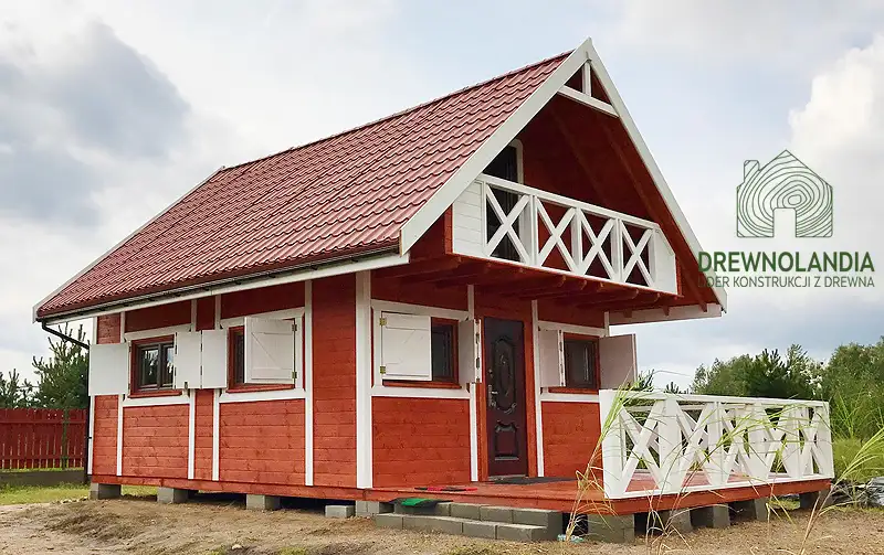 białoczerwony domek letniskowy z balkonem i tarasem