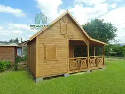 jasny domek drewniany na jasnej zielonej trawce