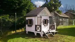 Maly domek drewniany dla dzieci