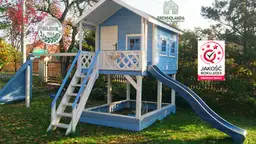 mały domek letniskowy ze zjeżdżalnią dla dzieci