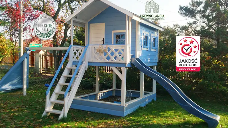 mały domek letniskowy ze zjeżdżalnią dla dzieci