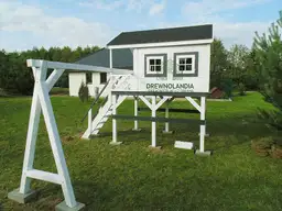 Domek z drewna do zabawy dla dzieci