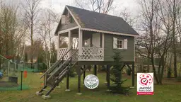 Maly plac zabaw z drewna