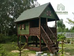 Domek zabaw z drewna dla dzieci