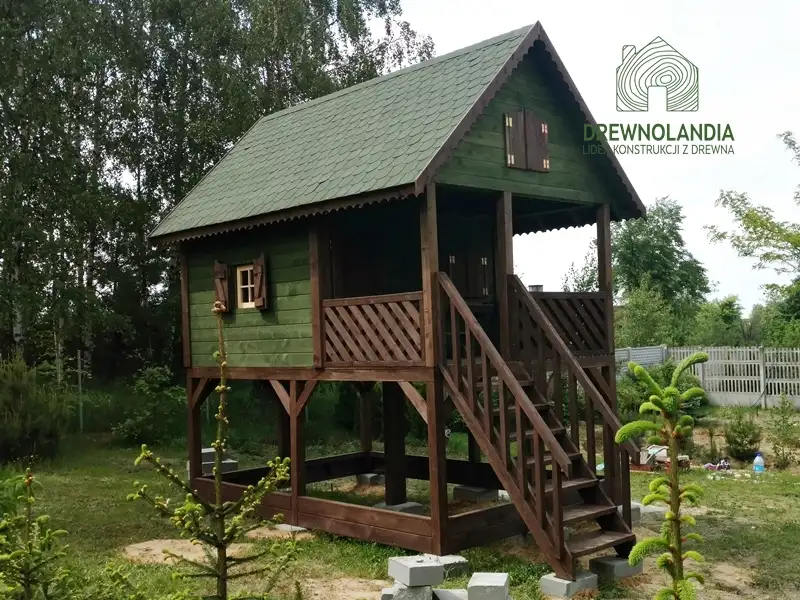 Domek zabaw z drewna dla dzieci