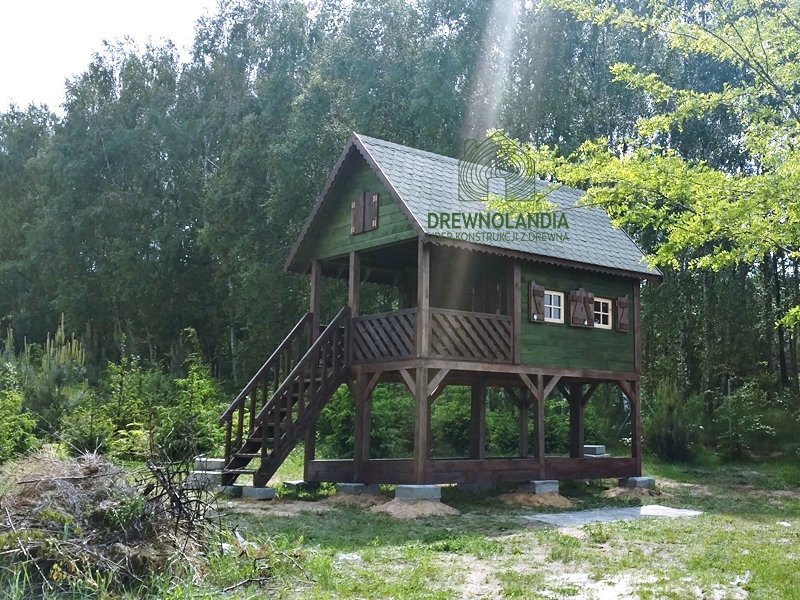 Plac zabaw drewniany domek dla dzieci