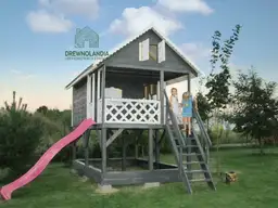 domek letniskowy dla dzieci z rozowa zjezdzalnia i schodami