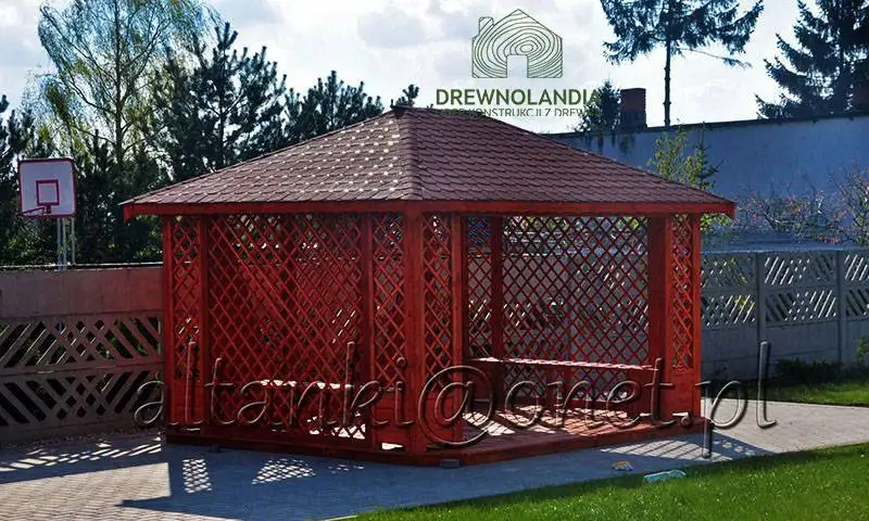 czerwona altana drewniana
