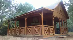 duży domek letniskowy brązowy piętrowy