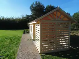 Domek z drewutnia 2017