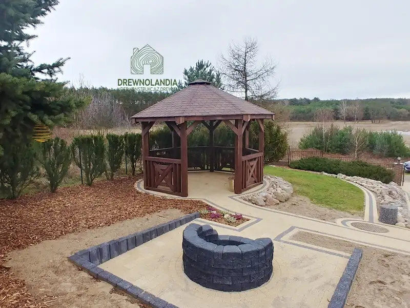 Drewniana altanka osmiokatna