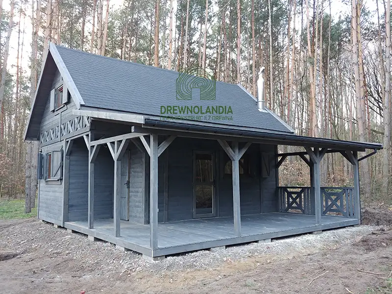 Drewniana altanka z poddaszem