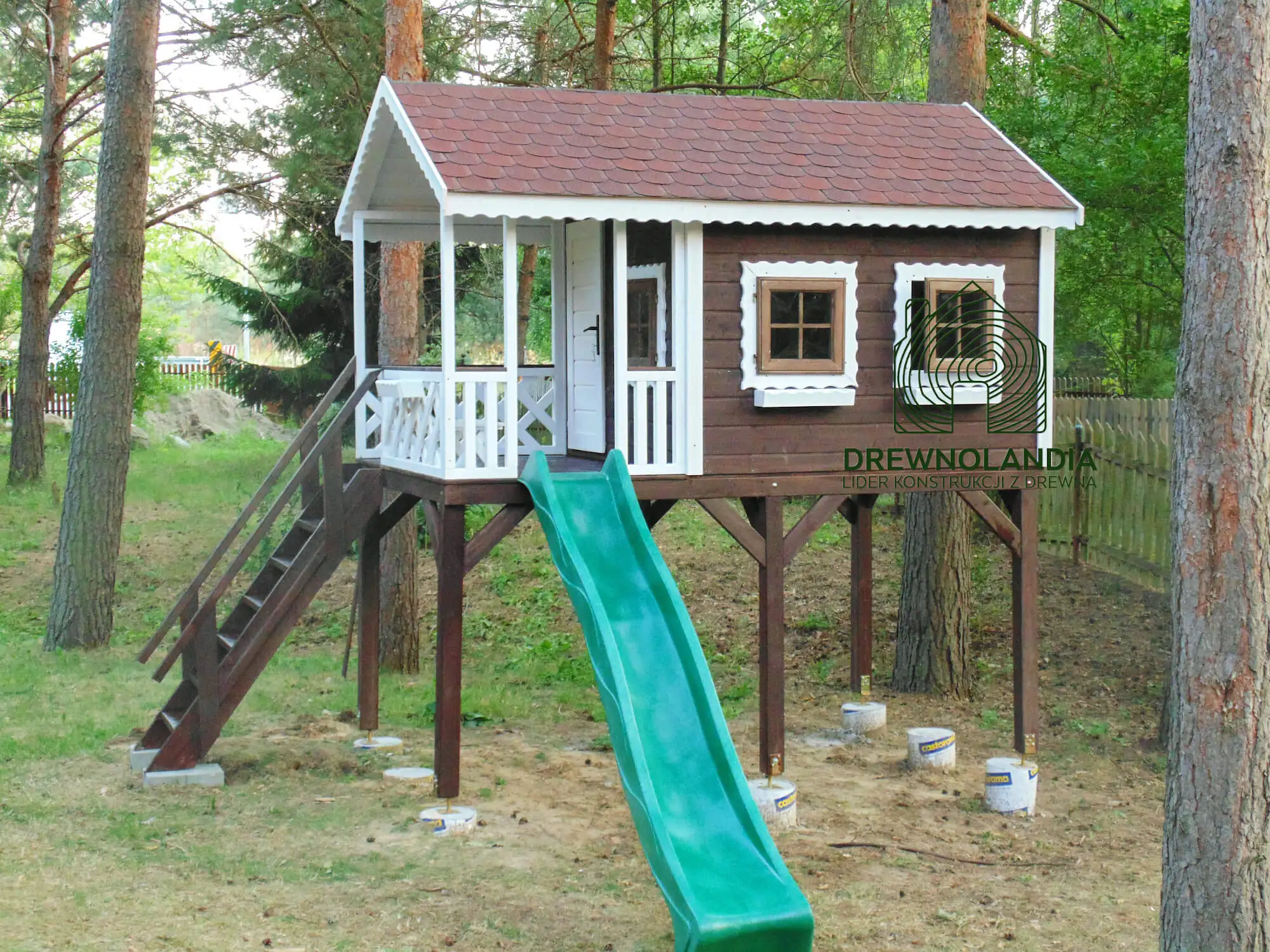 Domek dla dzieci Bolek - 2,8m x 2m z małym placem zabaw