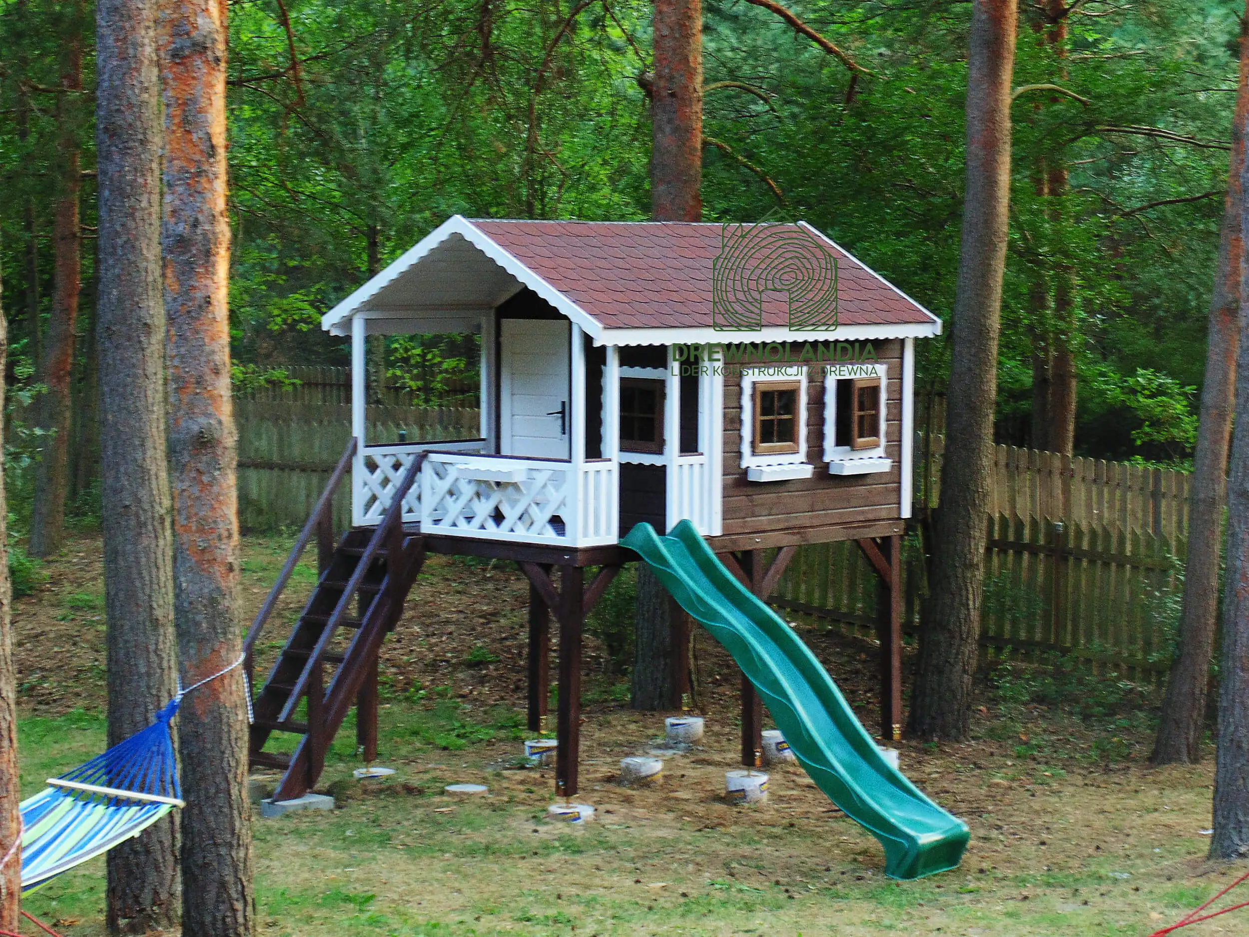 Domek dla dzieci Bolek - 2,8m x 2m z małym placem zabaw