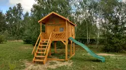 Domek ze zjezdzalnia