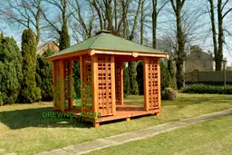 duża altana drewniana z kratownica