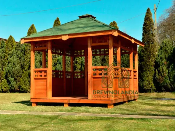 Dzialkowa altanka z drewna