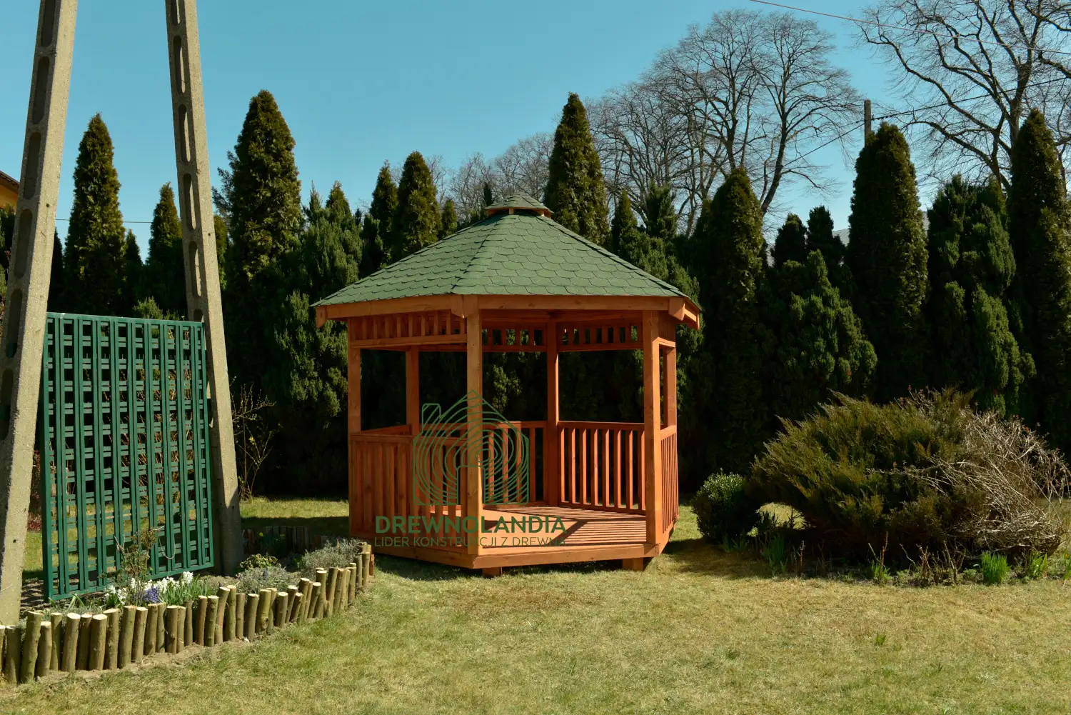 Drewniana altana ogrodowa