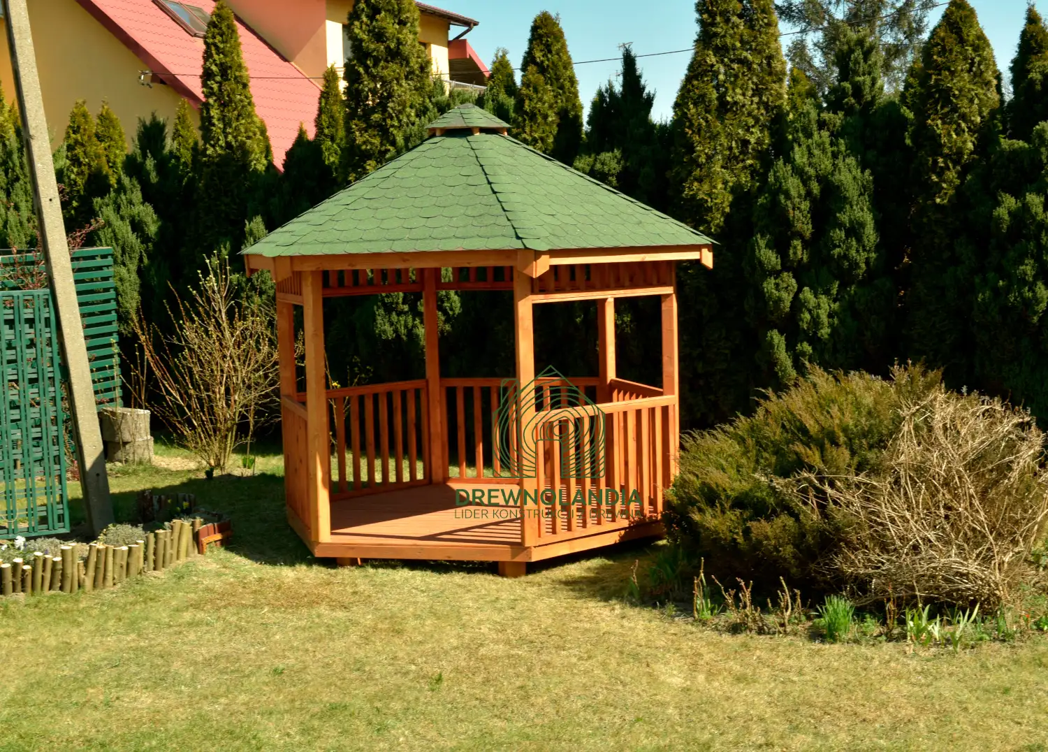 Klasyczna altanka szesciokatna