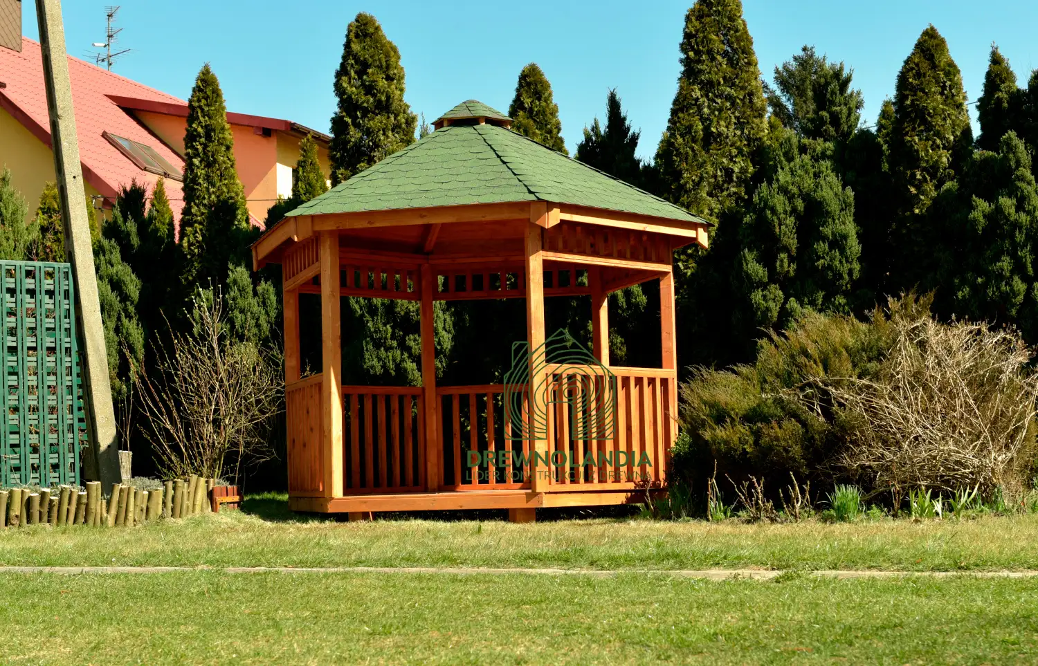 Drewniana altanka wypoczynkowa