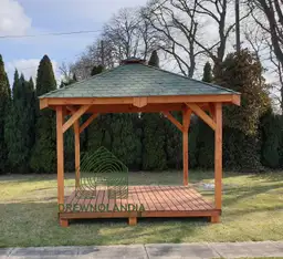 Drewniana altanka na ogrodek