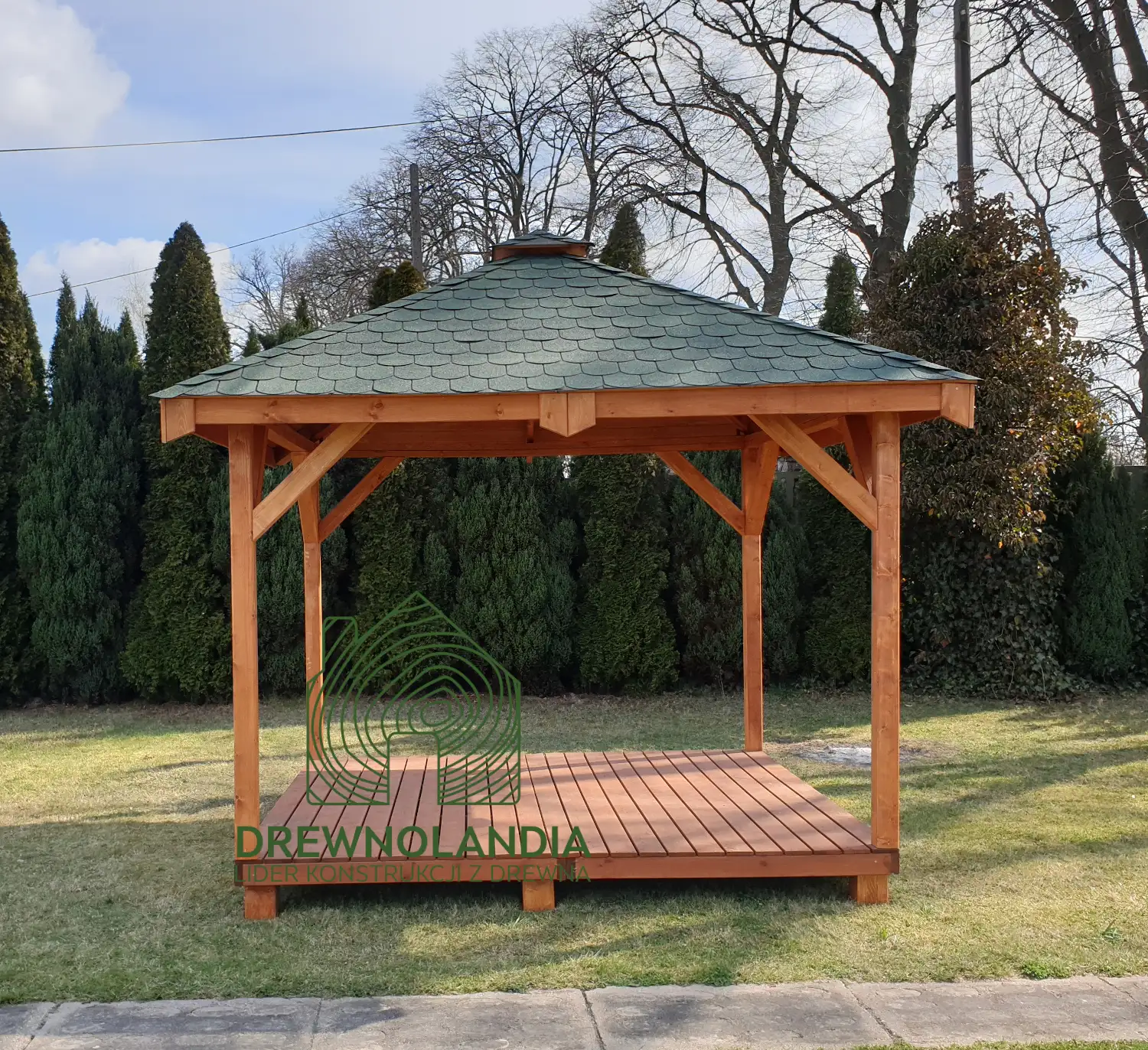 Drewniana altanka na ogrodek