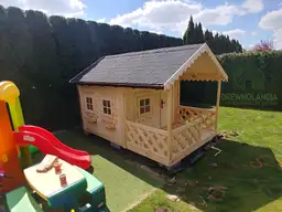 Domek z drewna dla dzieci