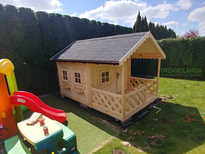 Domek z drewna dla dzieci