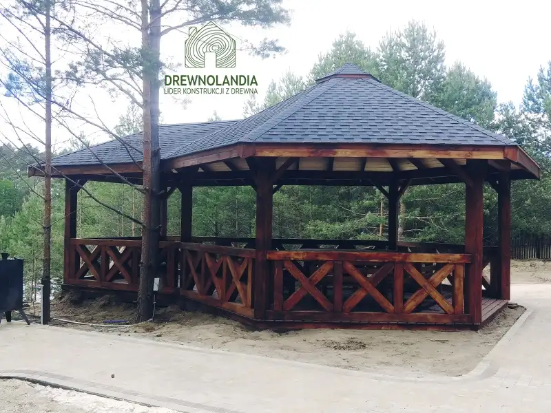 Altana z drewna idealna na przyjecia