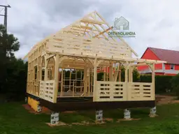 Domek drewniany z balkonem na poddaszu