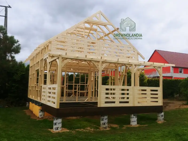 Domek drewniany z balkonem na poddaszu