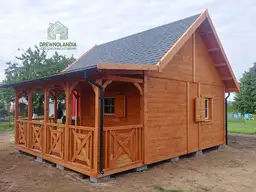 Domek drewniany z antresola i tarasem naroznym