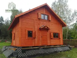Karol domek z drewna z tarasem