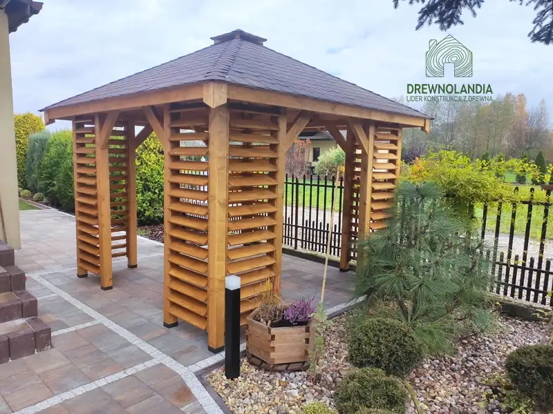 kwadratowa altanka z drewna zuzanna