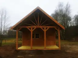 Letniskowy domek drewniany Olek z przestronnym wnętrzem i tarasem