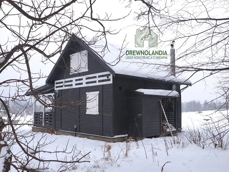 Drewnolandia domek drewniany Mieszko II - domek letniskowy z tarasem bocznym