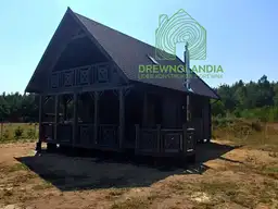 Drewniany domek całoroczny CRP8 – widok frontowy z przeszklonymi drzwiami