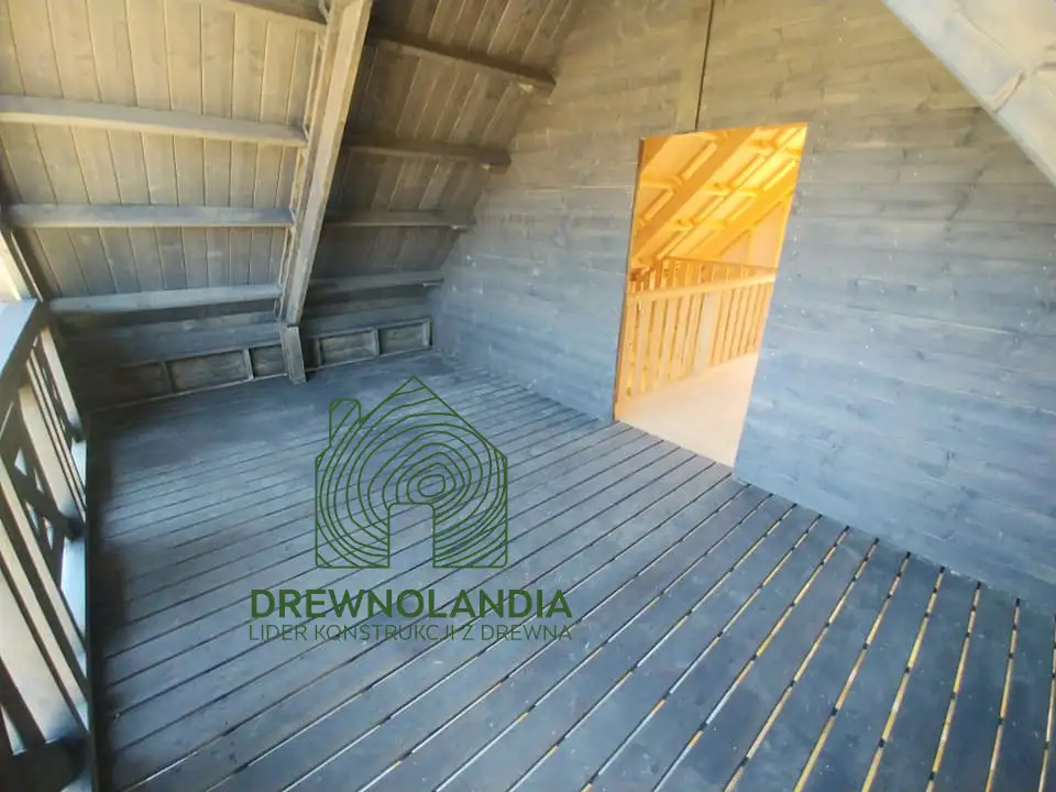 Drewniany domek CRP8 55 m² – przeszklony taras zapewniający piękny widok na otoczenie