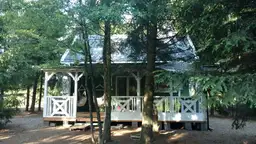 Funkcjonalny domek CRP6 – wykonany z drewna, idealny na każdą porę roku