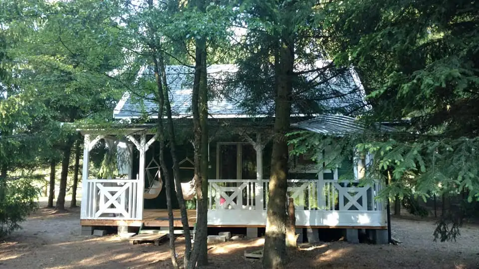 Funkcjonalny domek CRP6 – wykonany z drewna, idealny na każdą porę roku