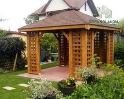 altana ogrodowa z chodnikiem stojąca wśród roślin