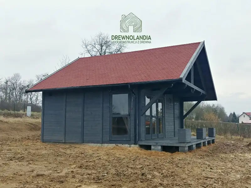 Letniskowy domek Karol IV – 7x5 z tarasem 7x2 – idealny na działkę