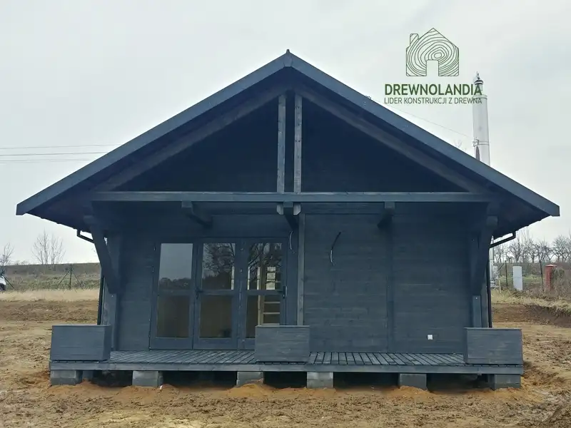 Karol IV – duży drewniany domek letniskowy z tarasem – Drewnolandia