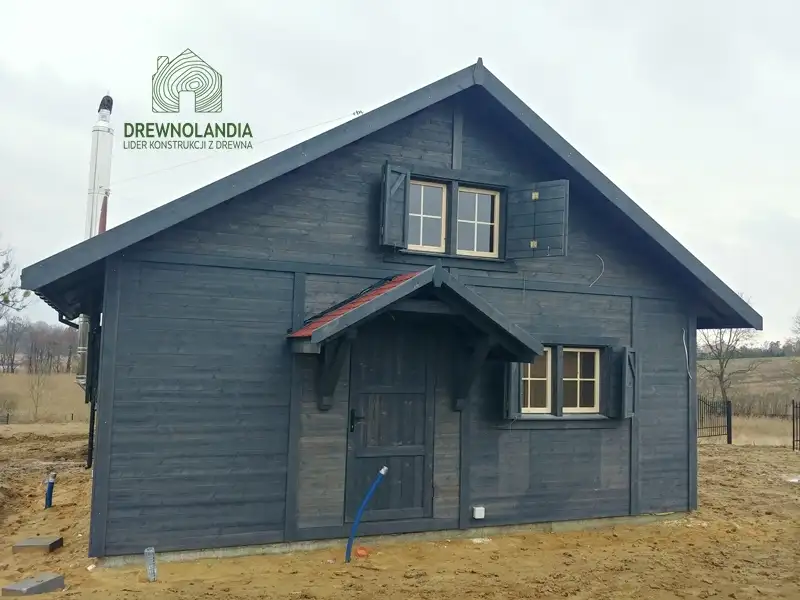 Drewniany domek letniskowy Karol IV – elegancki i funkcjonalny