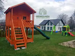 Drewniany domek dla dzieci Bolek – 2,8x2m – z małym placem zabaw do ogrodu