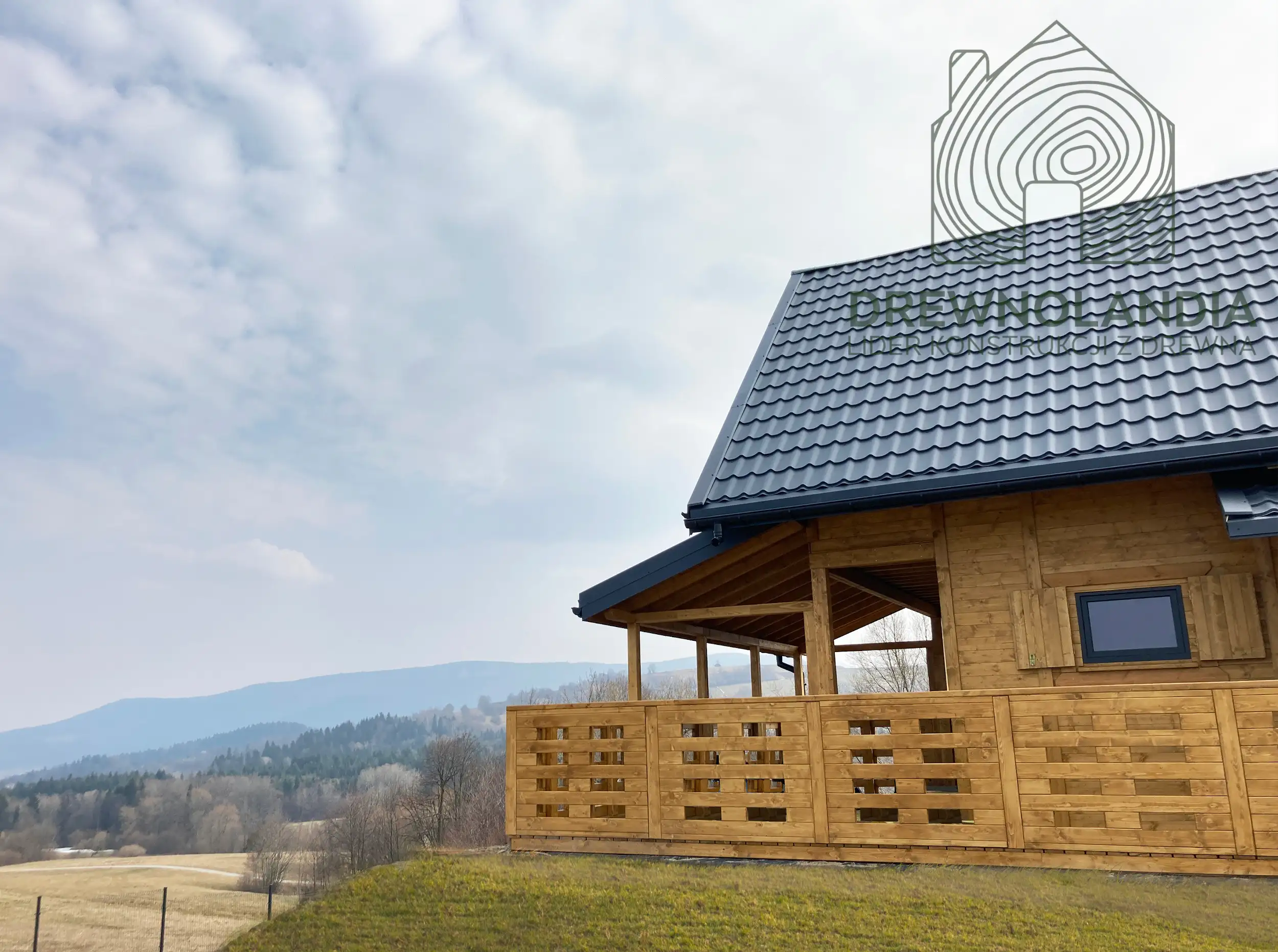 domek drewniany rekreacyjny z tarasem