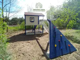 Drewniany domek Lolek z huśtawką i zjeżdżalnią, idealny dla dzieci na świeżym powietrzu