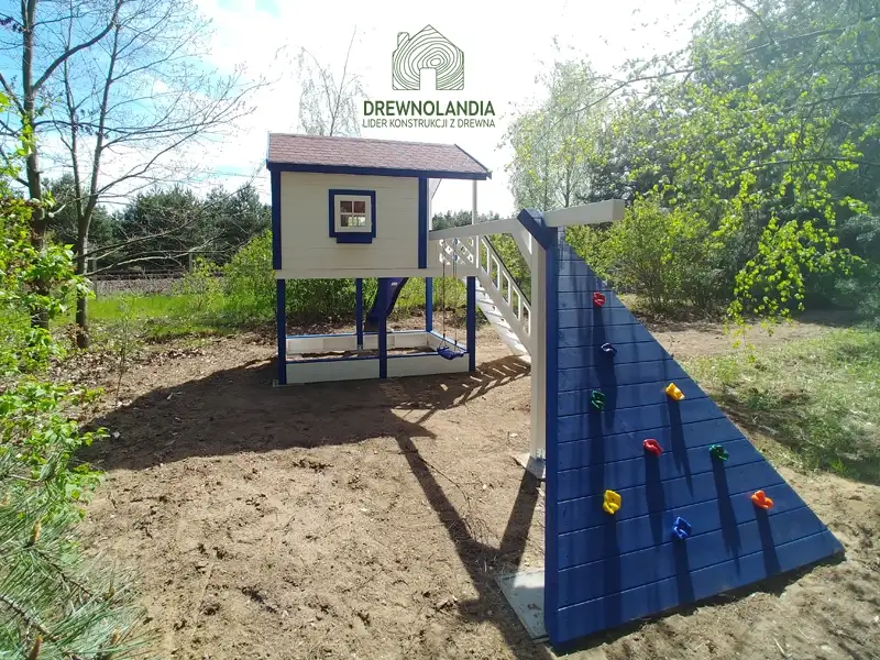 Drewniany domek Lolek z huśtawką i zjeżdżalnią, idealny dla dzieci na świeżym powietrzu