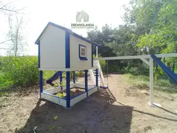 Domek Lolek z drewnianą huśtawką i zjeżdżalnią, ogrodowa przestrzeń do zabawy