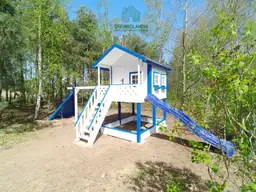 Drewnolandia - domek dziecięcy Lolek z drewnianymi elementami placu zabaw